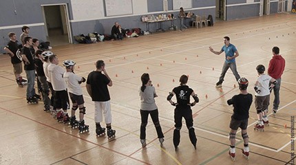 L'apprentissage du roller débute souvent dans une salle ou un gymnase occupée par le club?